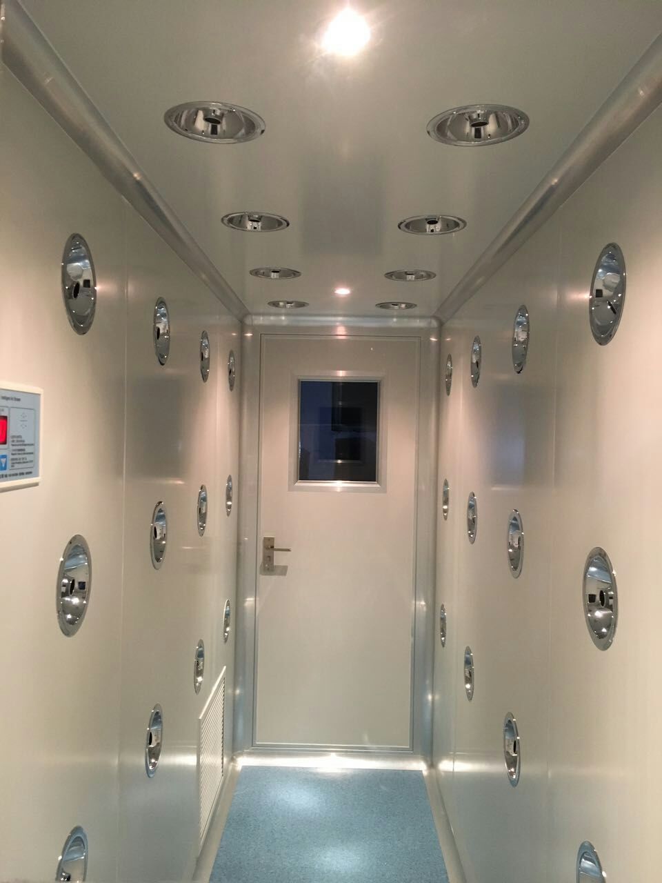 多人風淋室內部 多人風淋室內部